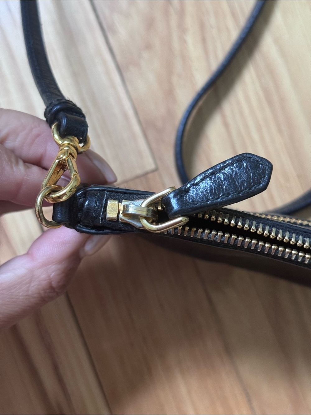 Prada Vitello Shine Purse detachable shoulder strap and gold tone hardware bag - Picture 7 of 8